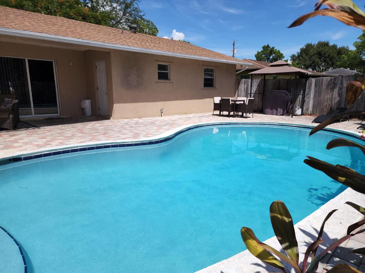 Pool Home Near Beach And River Fort Pierce Exterior photo